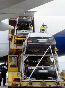 BMW 760Li beim Verladen in ein Jumbo-Flugzeug am Flughafen in München