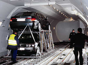 BMW 760Li beim Verladen in ein Jumbo-Flugzeug am Flughafen in München