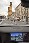 BMW 760Li mit realistischer 3D-Darstellung im Navigationssystem