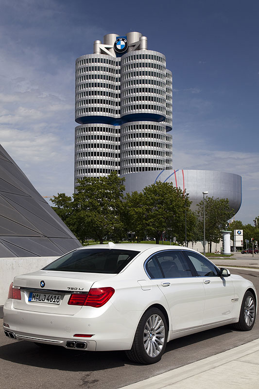 BMW 760Li (F02) an der BMW Welt in Mnchen
