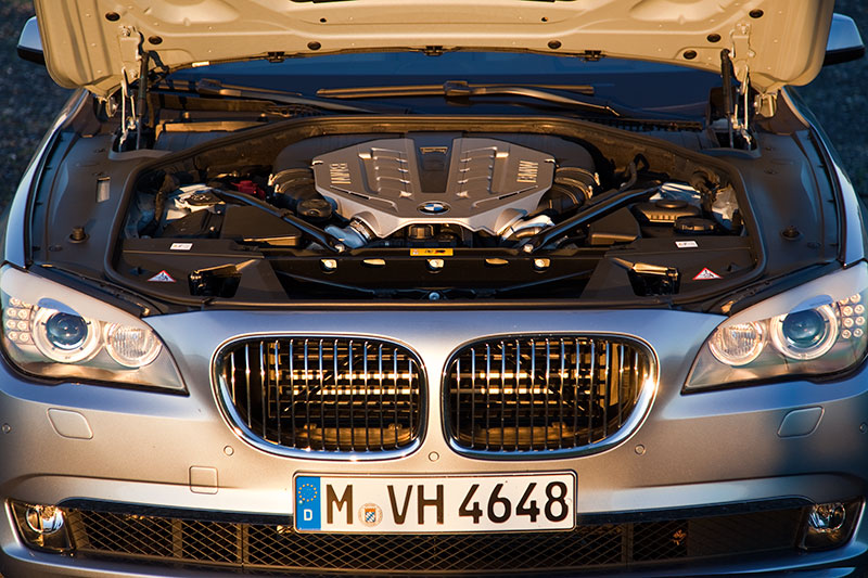 BMW ActiveHybrid 7: Motorraum. Hybridkomponenten findet man hier auf den ersten Blick nicht.