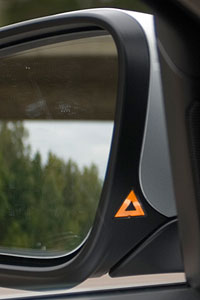 BMW 750Li: toter Winkel Warnung im Außenspiegel