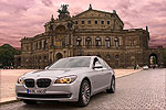 BMW 730d vor der Semper Oper in Dresden