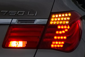 neuer 7er-BMW: Bremslicht und Blilnklicht formen eine 7