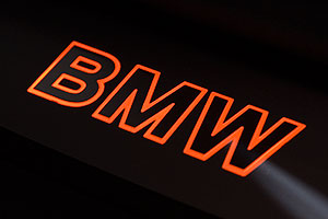 neuer 7er-BMW: BMW-Symbol in der Einstiegsleiste