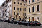 eindrucksvolle BMW 7er-Reihe (E66-Modelle) vor dem Hotel