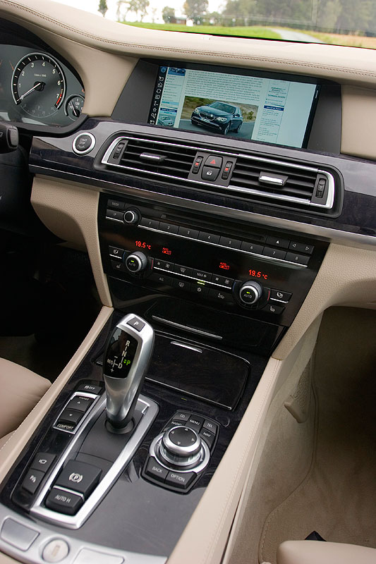 BMW 750Li (F02), Mittelkonsole mit Gang-Whlhebel und iDrive Controller
