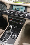 BMW 750Li (F02), Mittelkonsole mit Gang-Wählhebel und iDrive Controller