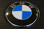 BMW-Emblem auf der Motorhaube des BMW 750Li