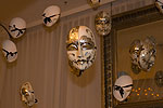 Masken im Bar-Bereich des Park-Theaters in Iserlohn