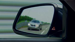 Spurwechselwarnung im BMW 7er mit Warnung im Spiegel
