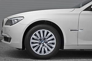 BMW 750 mit xDrive, zu erkennen am Schriftzug am seitlichen Blinker