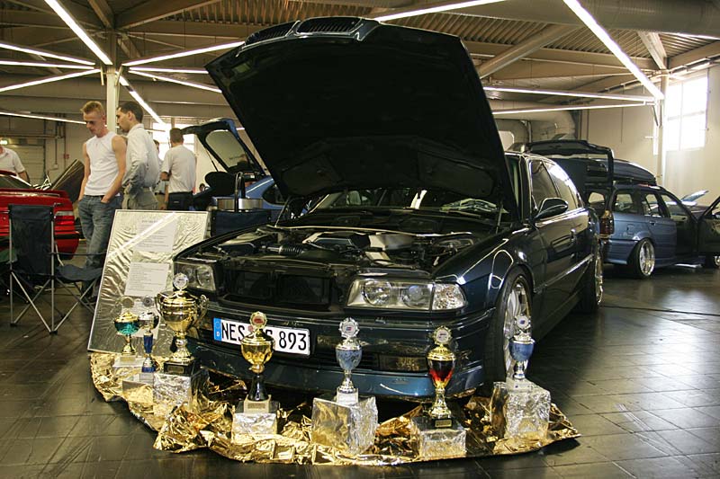Timos BMW 740i mit Ausstellung gewonnener Pokalen