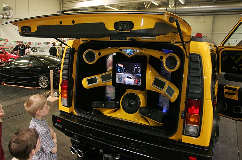 Humer mit Videospiel-Konsole im Kofferraum