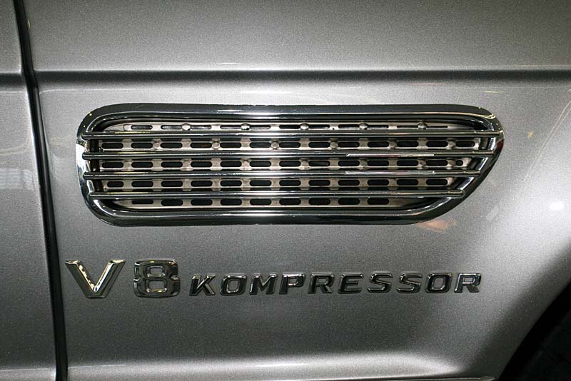 V8-Kompressor-Schild am umgebauten BMW 728i