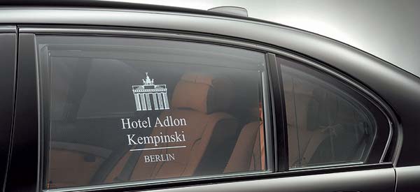 Hotel Logo mit Schriftzug an Seitenscheiben-Rollos