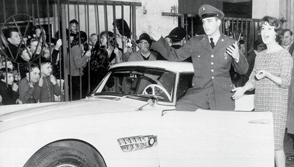 Elvis Presley mit seinem BMW 507