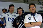 Mark Webber mit seinem Renn-Ingenieur Xevi Pojolar and Dr. Mario Theissen