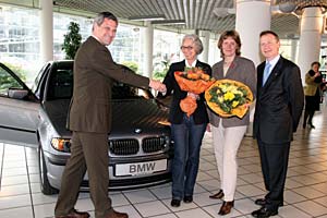BMW Group bergibt der Deutschen AIDS-Stiftung einen von Nelson Mandela signierten BMW 318i 