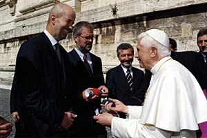 Schlsselbergabe des BMW X5 an Papst Benedikt XVI 