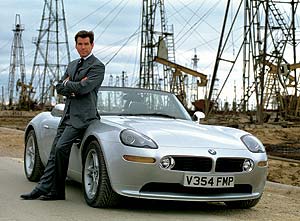 Pierce Brosnan mit einem BMW Z8 whrend Dreharbeiten zu einem James Bond Film