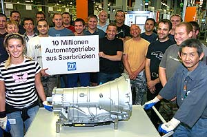 Mitarbeiter der ZF-Getriebe GmbH in Saarbrcken feiern die Endmontage des zehnmillionsten Automatgetriebes