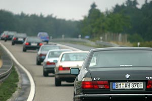 bliches Bild auf deutschen Autobahnen: lange Verkehrskolonnen