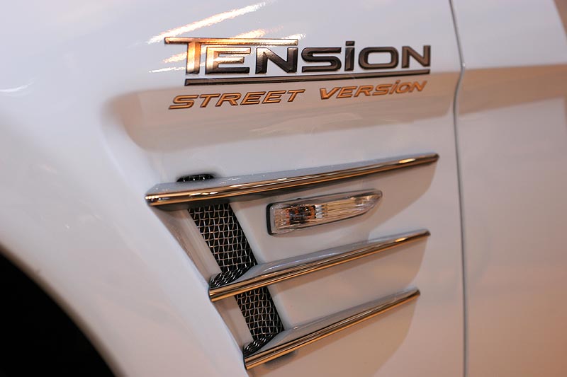 Tension-Schriftzug ber dem Seiten-Blinker