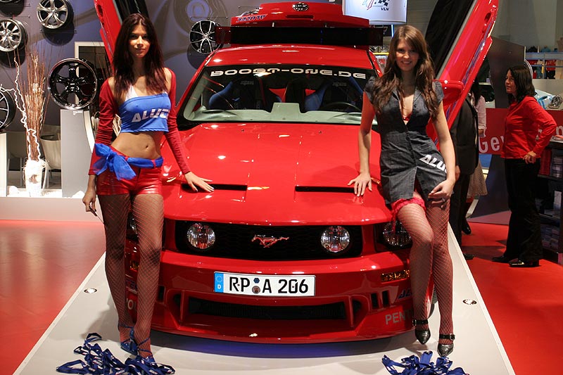 am Stand von Alutec - Cars und Girls, Essen Motor Show 2006, links: Micaela Sch�fer