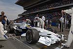 Nick Heidfeld beim Boxenstopp in Barcelona