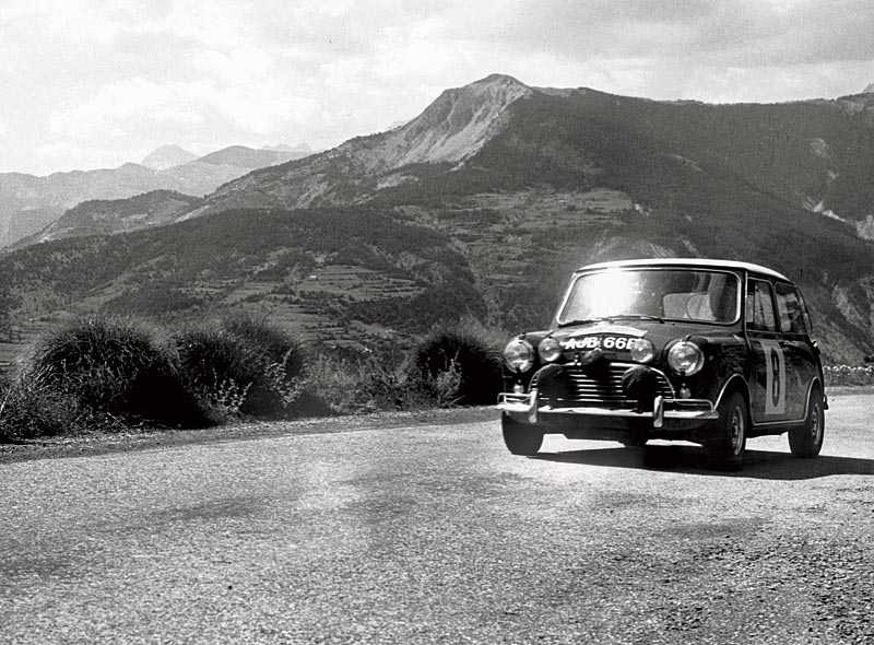 Pauline Mayman und Val Domleo im Mini Cooper bei der Alpen Rallye 1964