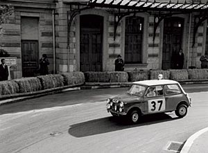 Paddy Hopkirk und Henry Liddon im Mini Cooper bei der Rallye Monte Carlo 1964