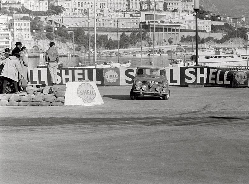 Paddy Hopkirk und Henry Liddon im Mini Cooper bei der Rallye Monte Carlo 1964
