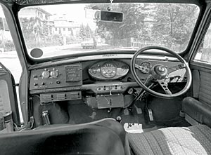 Amaturenbrett des Mini Cooper S, mit dem Hopkirk/Crellin die Österreich-Rallye 1966 gewinnen 