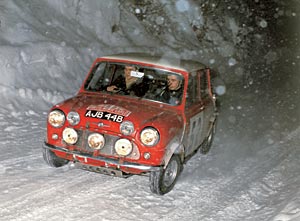 Wiederholungstter: Der Mini Cooper S gewinnt 1965 zum zweiten Mal die Rallye Monte Carlo, diesmal mit Mkinen/Easter