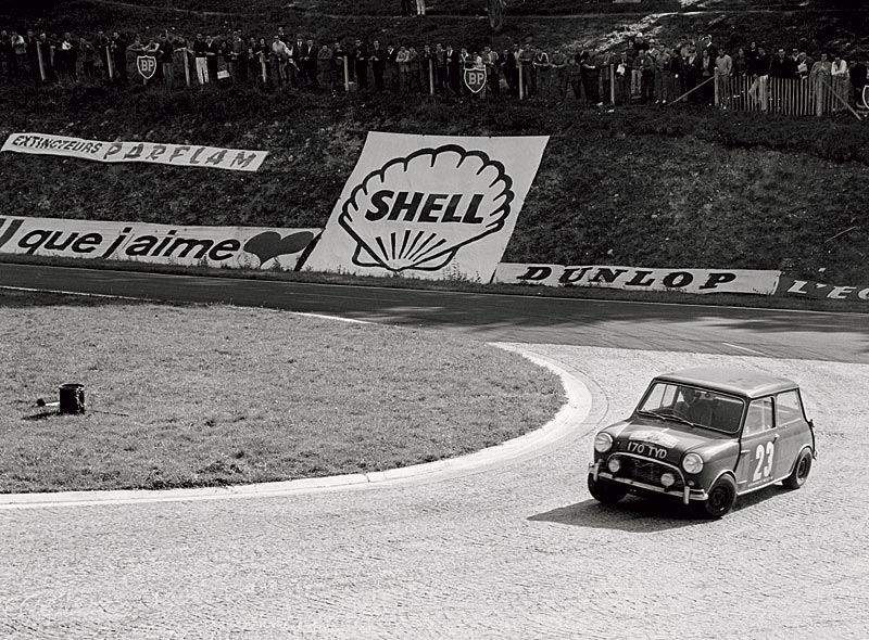 Geoff Mabbs im Mini Cooper bei der Tour de France 1964