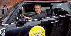 Klaus Wowereit, regierender Brgermeister von Berlin, im MINI