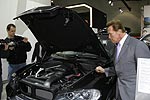 Arnold Schwarzenegger, Gouverneur von Kalifornien interessiert sich auch fr den BMW X5.