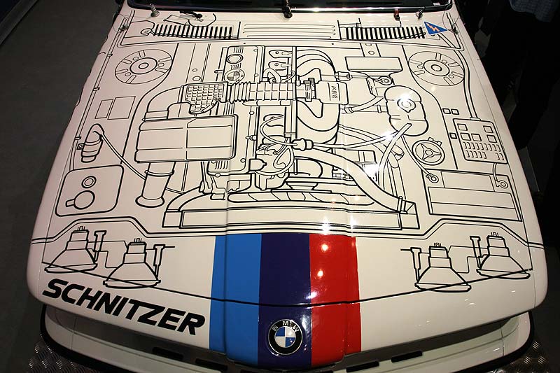 BMW 6er mit bemalter Motorhaube auf der Techno Classica 2006