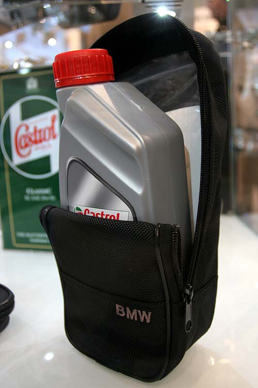 Motorl-Tasche, angeboten von BMW auf der Techno Classica 2006