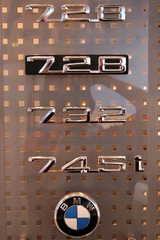 BMW Typenschilder als Ersatzteile auf der Techno Classica 2006