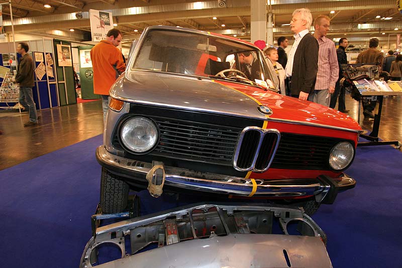 Das Oldtimer-Magazin zeigt einen zur Hlfte restaurierten BMW