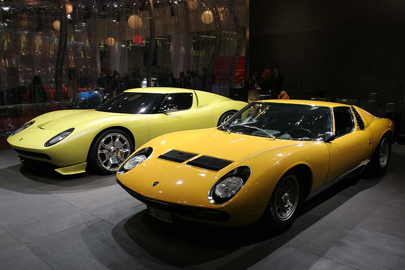 Lamborghini Miura SV aus dem Jahr 1973 neben der Studie Miura aus 2006
