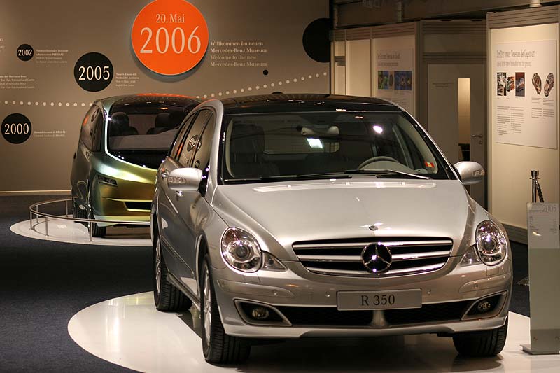 Keine Oldies, aber trotzdem bei Mercedes auf der Techno Classica zu sehen: der Mercedes R 350, sowie das Mercedes Bionik Car (hinten)