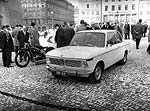 Prsentation des neuen BMW 1600 zum 50. Geburtstag vor der Oper in Mnchen am 9. Mrz 1966