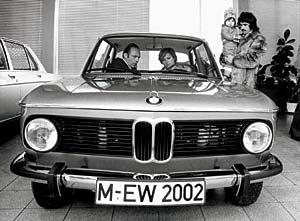Der Fußballspieler Gerd Müller und sein BMW 2002