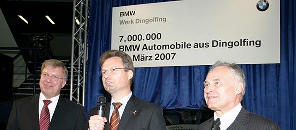 BMW Werk Dingolfing, 7.000.000stes Fahrzeug (v.l.) Frank-Peter Arndt, Wolfgang Stadler und Erwin Huber