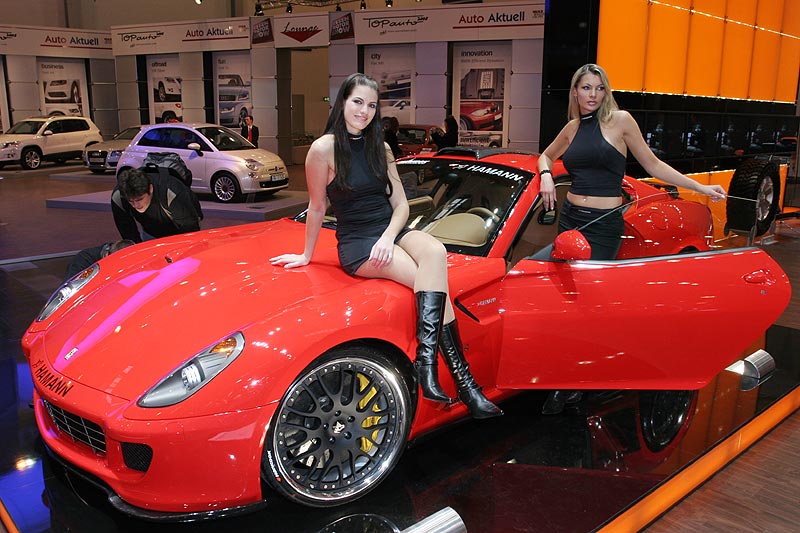 Haman Ferrari mit zwei Messe-Damen in Halle 3