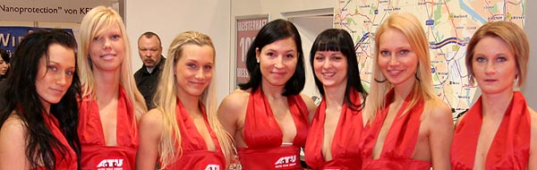 Messe-Damen auf dem Stand von ATU in Halle 12