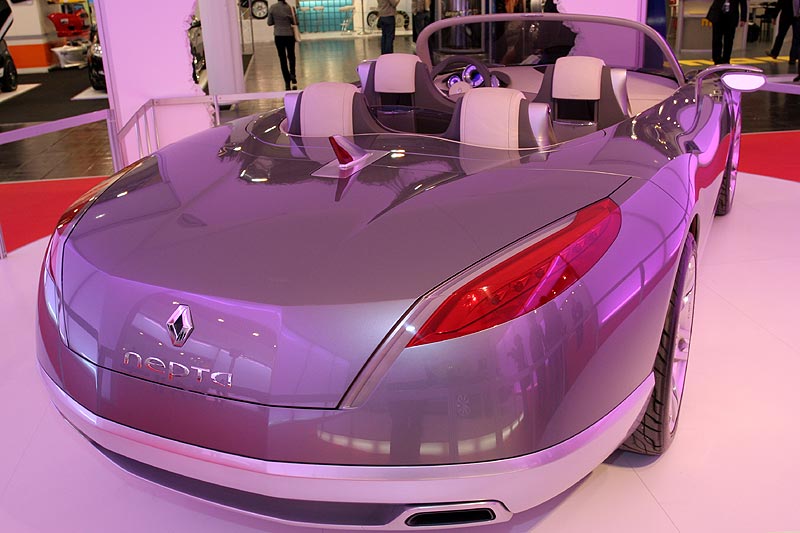 Renault Netpa, die vier Einzelsitze im Innenraum sind im Boden fest verankert; statt dessen lassen sich Pedalerie, Lenkrad und Instrumente elektrisch verschieben.